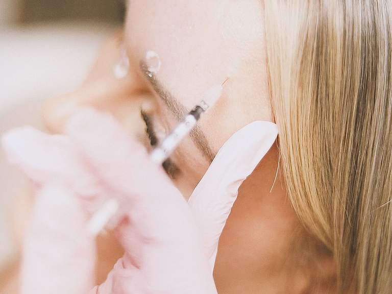 Aplicacao estetica facial com seringa em ambiente de cuidado